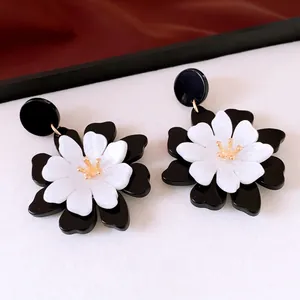Boucles d'oreilles fleurs en acrylique noir et blanc avec accents dorés