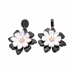 Boucles d'oreilles en acrylique avec motif de fleur contrastée noire et blanche