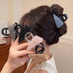 Elegante Koreaanse haarclips met kristallen in verschillende kleuren getoond op model