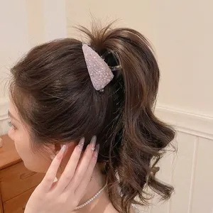 Elegante roze haarklem in Koreaanse stijl met kristalstenen getoond op een model