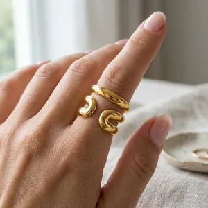 Minimalistischer vergoldeter Edelstahlring mit verdrehtem Design, offener Damenring verstellbar