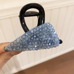 Detailweergave van lichtblauwe kristalkralen op een middelgrote haarspeld in Koreaanse stijl