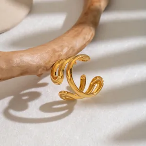 Detailansicht eines 18K vergoldeten, gedrehten Rings aus Edelstahl.