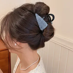 Detailopname van een blauwe ijskristallen haarklem gestyled in een elegant opgestoken kapsel