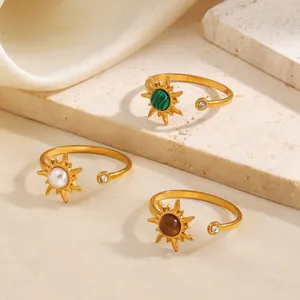 Anillos de sol en acero inoxidable dorado con piedras de colores y detalles de circón