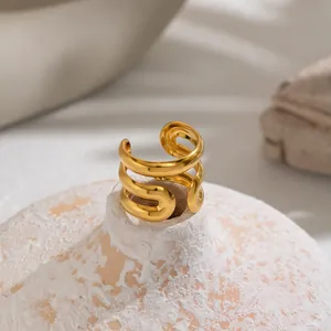 Detailansicht eines minimalistischen gedrehten Edelstahlrings mit 18 Karat Gold-Finish