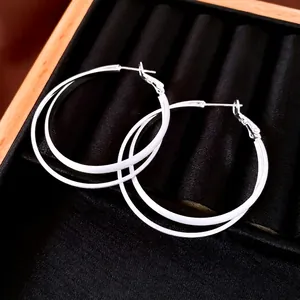 Créoles élégantes en argent à double couche pour un look minimaliste et moderne.