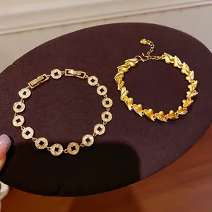 Elegantes 24K vergoldetes Armband-Set mit gebürstetem Herz und Kupfermünzen-Design mit Zirkonia