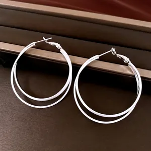 Élégantes créoles en argent à double couche au design circulaire minimaliste pour femme