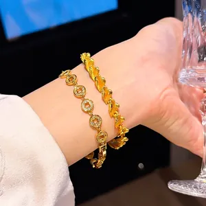 Luxuriöse 24 Karat vergoldete Armbänder mit Zirkonherzen und Münzanhängern