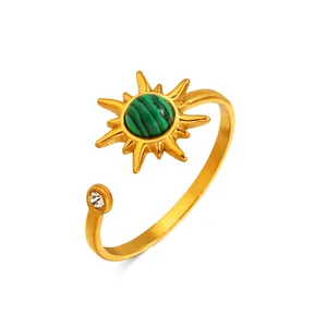 Exquisito anillo abierto bañado en oro con diseño de sol, piedra de malaquita y un cristal