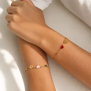 Gouden hartarmband met geboortesteen en letterbedels voor een uniek persoonlijk cadeau