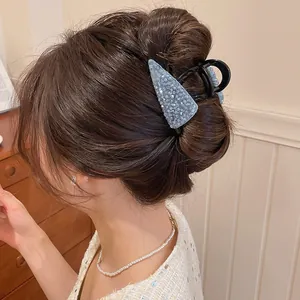 Elegante blauwe ijskristallen haarklem in Koreaanse stijl in een knotje