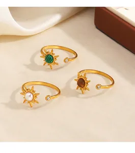 Set de tres anillos de sol ajustables en acero de titanio dorado con perla y malaquita