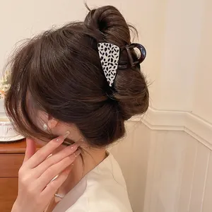 Detailweergave van een haarklem in Koreaanse stijl met spikkelpatroon in een knot