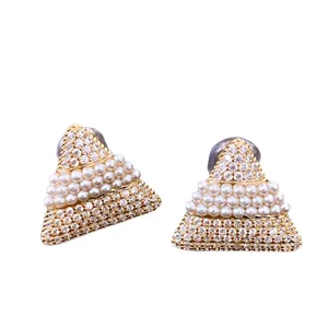 Boucles d'oreilles clips triangle dorées 18k avec des perles et des zircones chic