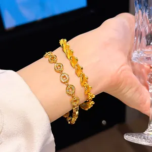 Detailansicht von 24 Karat vergoldetem Herz- und Münzarmband-Set mit funkelnden Zirkonias.