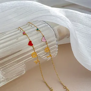 Gedetailleerde weergave van gouden hartjesarmband met geboortestenen en letters