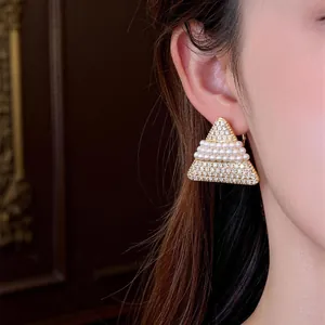 Élégants clips d'oreilles triangles plaqués or avec perles et zircons, vue détaillée sur modèle
