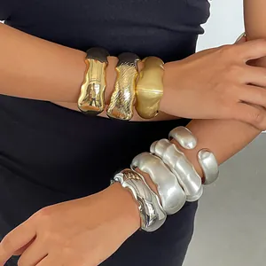 Vintage Legierung Welle Geometrische Armreif Für Damen Unregelmäßig Gefaltet Chunky Offene Manschette Armband Punk Metall Schmuck