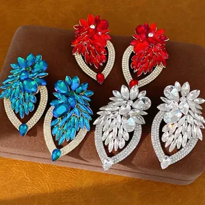 Boucles d'oreilles pendantes fleurs en strass de luxe en rouge, bleu et cristal clair