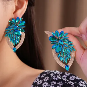 Boucles d'oreilles fleurs avec cristaux bleus portées par un mannequin asiatique