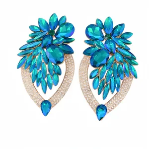 Boucles d'oreilles fleur exagérées avec cristaux bleus et strass blancs brillants