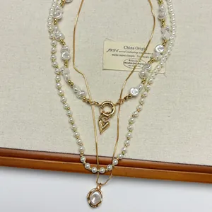 Collier de perles élégant à plusieurs rangs avec pendentif en cœur doré