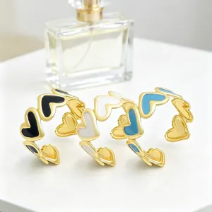 Juego de tres pulseras de brazalete abierto con corazones de esmalte y oro de 18k