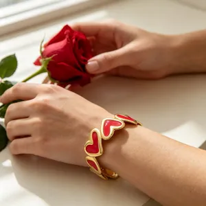 Elegante brazalete en C bañado en oro de 18k con corazones de esmalte rojo y rosa