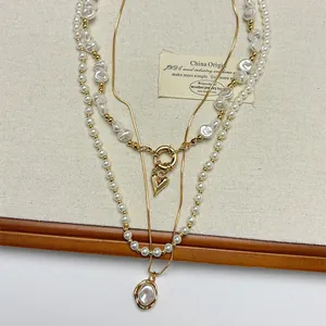 Vue détaillée d'un collier vintage multicouche avec perles et pendentif cœur doré