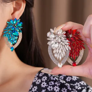 Vue détaillée des boucles d'oreilles fleurs en cristal surdimensionnées bleu et rouge