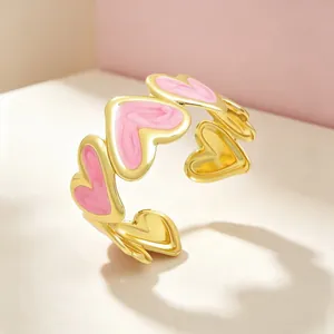 Vista detallada de un brazalete en C bañado en oro de 18k con corazones de esmalte