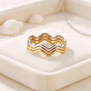 Bague Ondulée Minimaliste en Acier Titane pour Hommes Femmes Plaquée Or 18K Anneau de Vague Mince Empilable Bijoux de Mode
