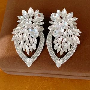 Gros plan de boucles d'oreilles fleur en goutte de luxe avec cristaux étincelants