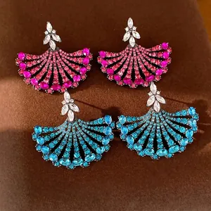Elegante vintage waaiervormige strass oorknopjes set in roze en levendige blauwe kleuren