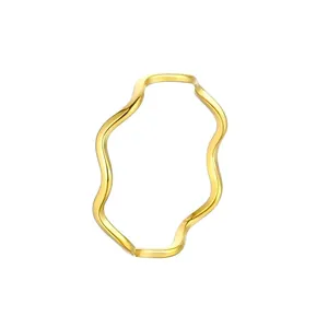 Vue détaillée de la bague minimaliste ondulée plaquée or 18 carats en acier titane