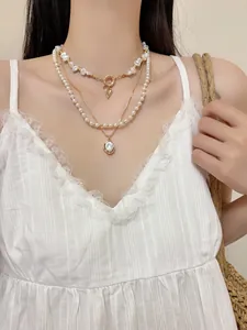 Collier de perles multicouches élégant avec pendentif coeur doré sur mannequin en dentelle (87 chars)