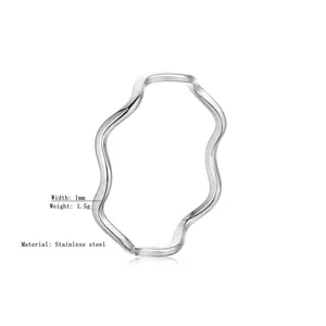 Vue détaillée d'une bague en acier inoxydable ondulée de 1mm avec spécifications