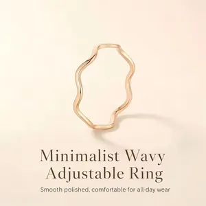Vue détaillée d'une bague minimaliste ondulée en acier titane plaqué or 18 carats