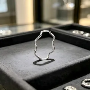 Vue détaillée d'une bague vague de 1mm en acier titane sur un plateau en velours