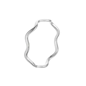 Bague minimaliste en acier titane de 1 mm avec finition argentée ondulée