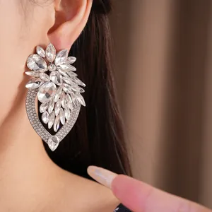 Gros plan détaillé de boucles d'oreilles fleurs en cristal étincelant avec tiges en argent de qualité