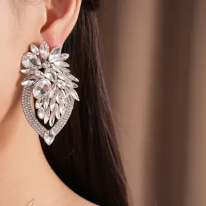 Détail de boucles d'oreilles clous de luxe surdimensionnées en cristal pour femme