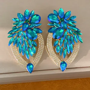 Gros plan détaillé sur de grandes boucles d'oreilles fleur en cristal bleu scintillant