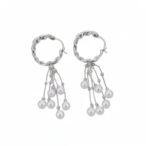 Elegante gedraaide oorringen met zirkonia kettingen en bungelende witte parels aan hanger