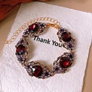 Eleganter Vintage-Palast-Stil Armband mit ovalen roten Edelsteinen und Kristallen