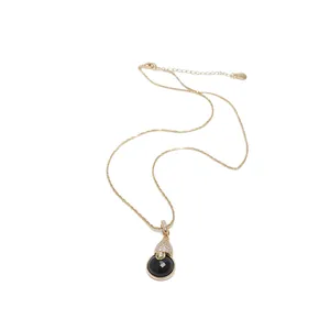 Élégant collier plaqué or 18 carats avec pendentif en pierre noire et zircons