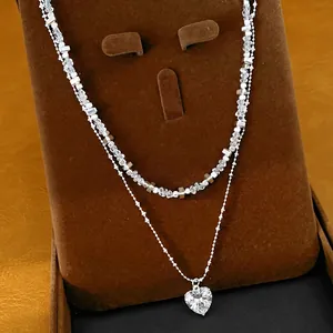 Collar de doble capa plateado con cuentas de vidrio y colgante de corazón de circón
