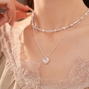 Elegante collar de doble capa con colgante de corazón de circón y cuentas plateadas